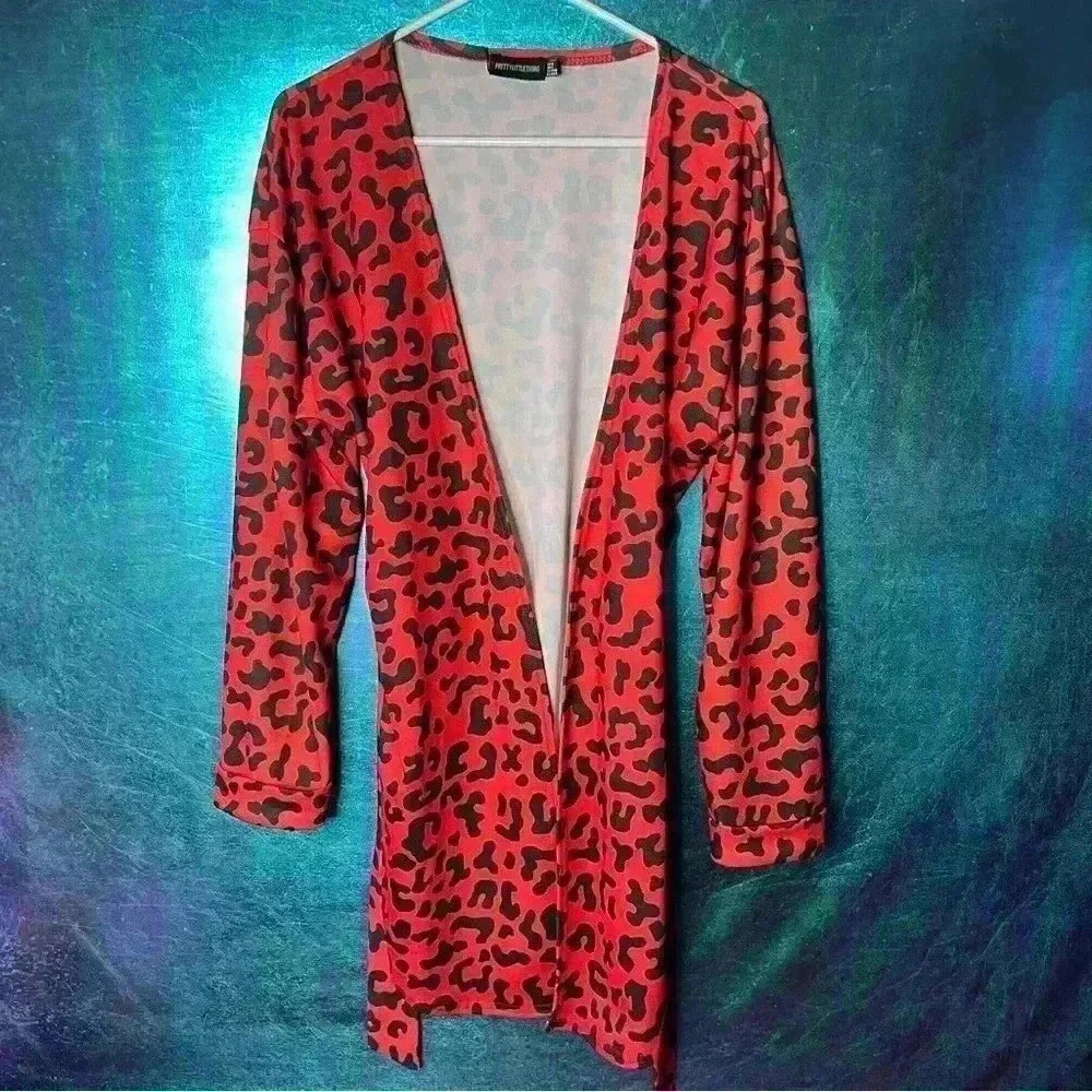 PrettyLittleThing red leopard print wrap dress - Picture 2 of 4